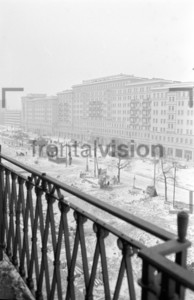Blick vom Balkon auf Block E Südseite Stalinallee Berlin Winter 1951