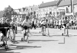 Kinder mit Roller 1952 | Young Girls and boys pioneers roller race 1952