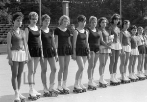 Junge Frauen auf Rollschuhen | Young women roler skate