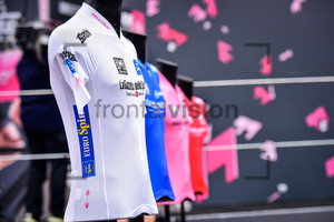 Leader Jerseys: 99. Giro d`Italia 2016 - 16. Stage