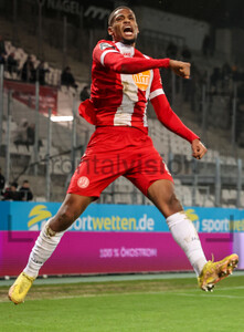 Isaiah Young Rot-Weiss Essen vs. VfB Lübeck Spielfotos  15.12.2023