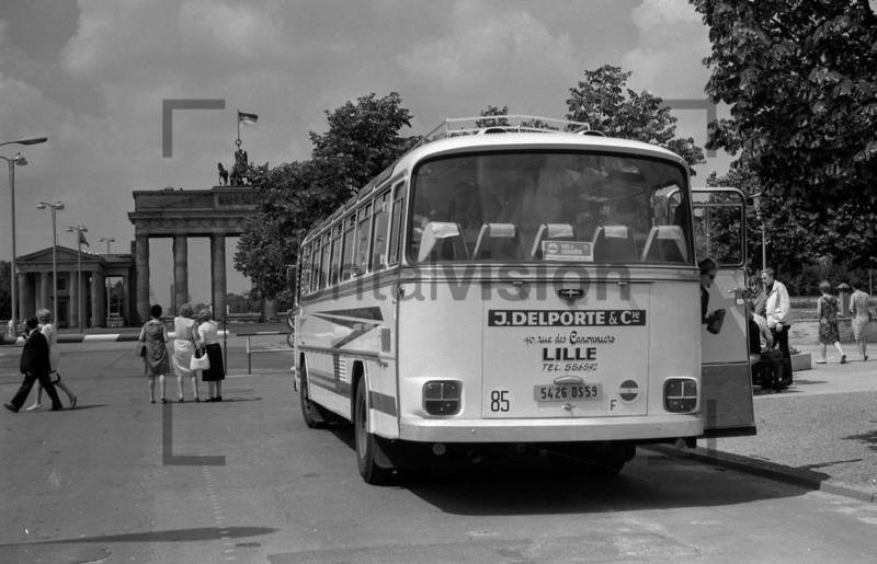 Brandenburger Tor Ostberlin DDR Kalender 2025 / Historische Fotos und Motive