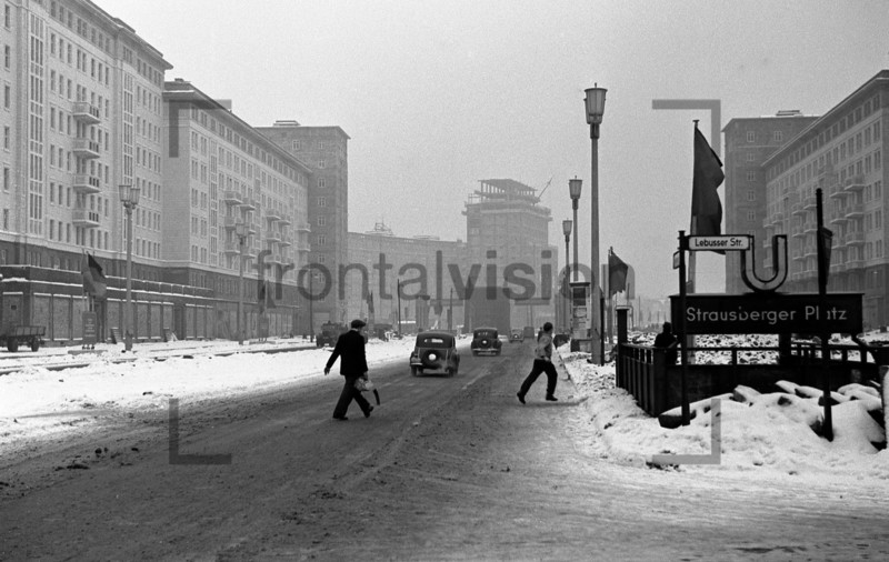 Stalinallee U-Bahn Strausberger Platz im Winter Ostberlin DDR Kalender 2025 / Historische Fotos und Motive