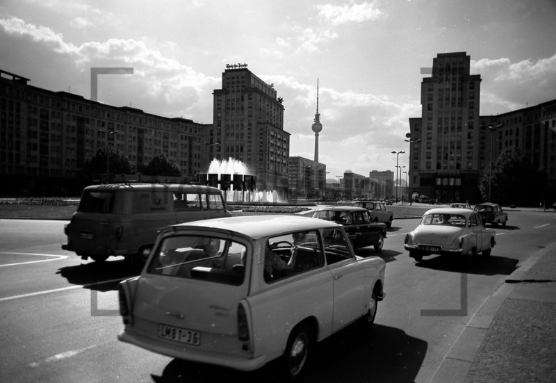 Strausberger Platz Ostberlin DDR Kalender 2025 / Historische Fotos und Motive