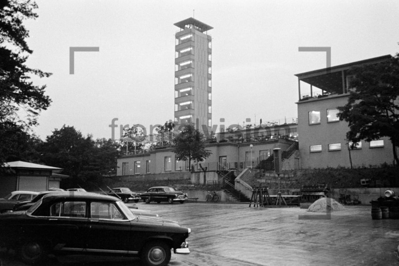 Parkplatz, Restaurant, Terrasse Müggelturm Ostberlin DDR Kalender 2025 / Historische Fotos und Motive