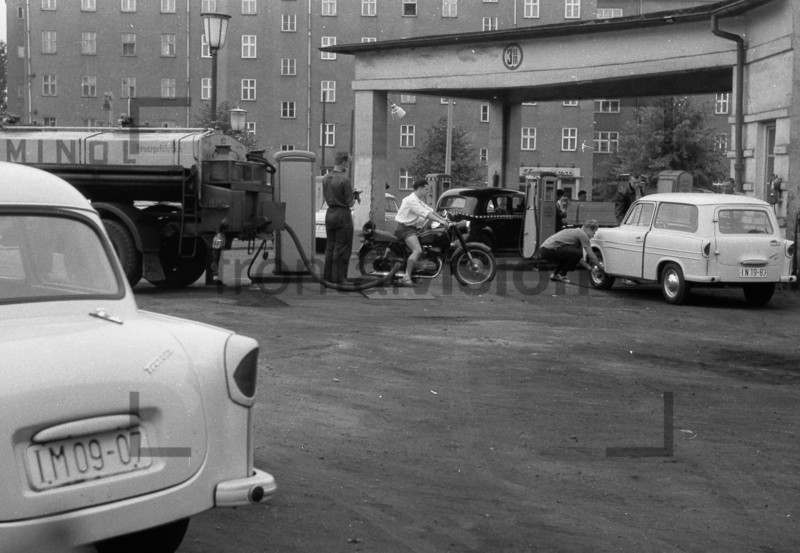 Tankstelle Autowerkstatt 1963 Ostberlin DDR Kalender 2025 / Historische Fotos und Motive